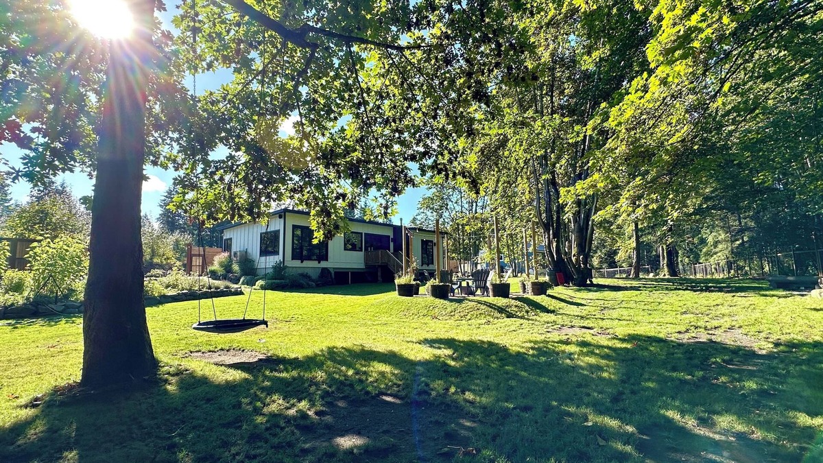 Westholme House | Backyard Bliss! Family and dog friendly home steps from River