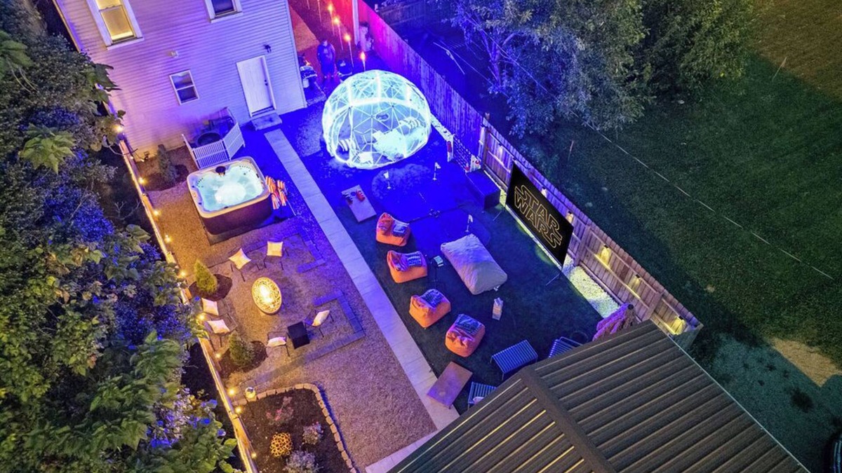 Near East Columbus House | Backyard Escape: Outdoor Movie, Dome, Mini Golf, hot tub, fire pit, grill, mural