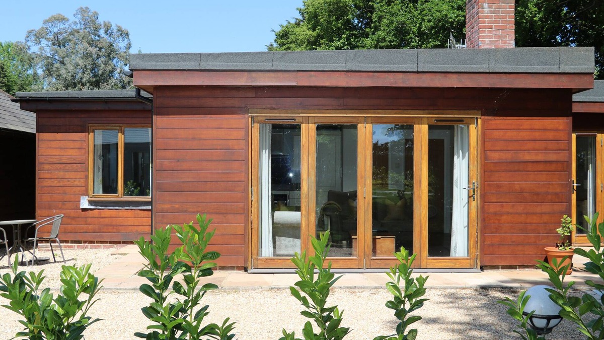 Fareham Cottage | BADGERS SETT, family friendly, with pool in Titchfield Common