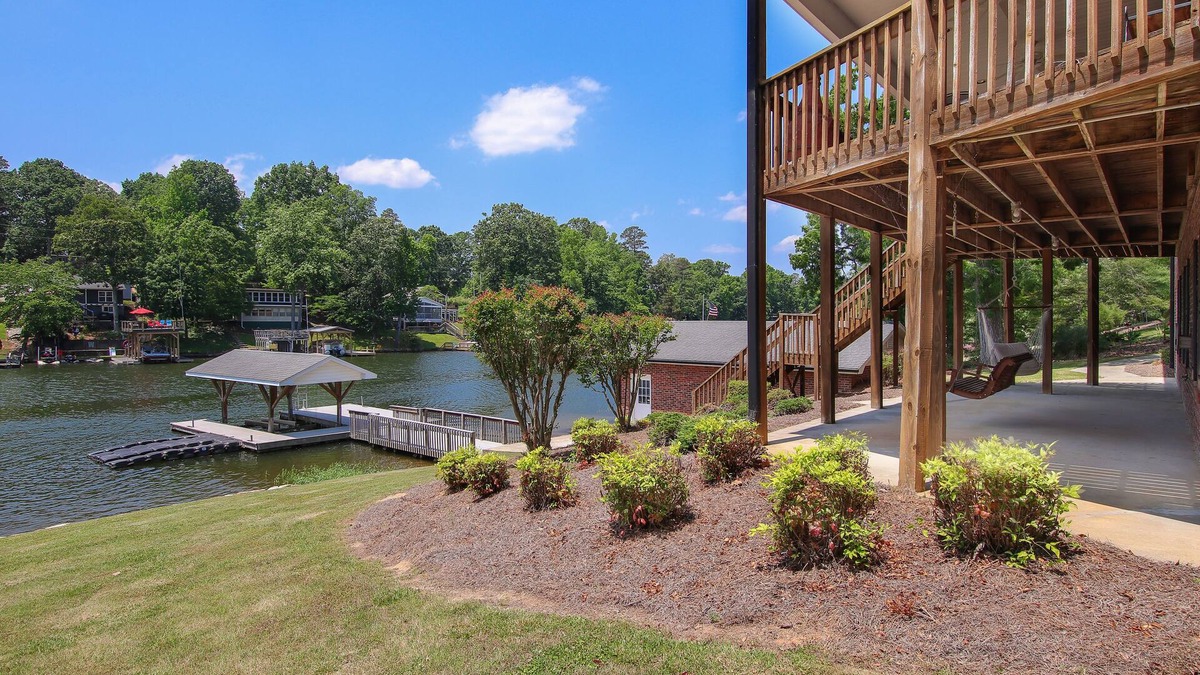 New London House | Badin Lake Waterfront Home with Paddleboards and Kayak.Sleeps 12