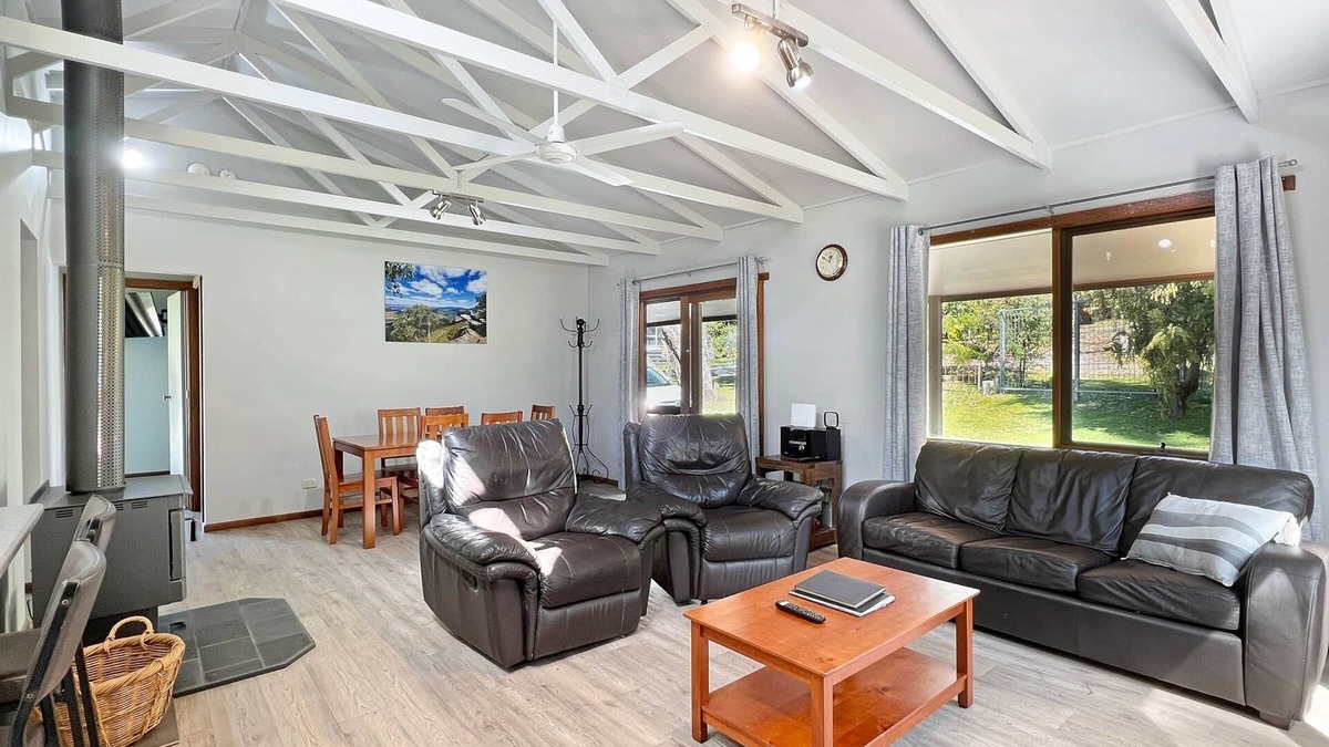 Halls Gap House | Bagara Cottage, Two bedroom cottage 1km from the town centre with a wood fire