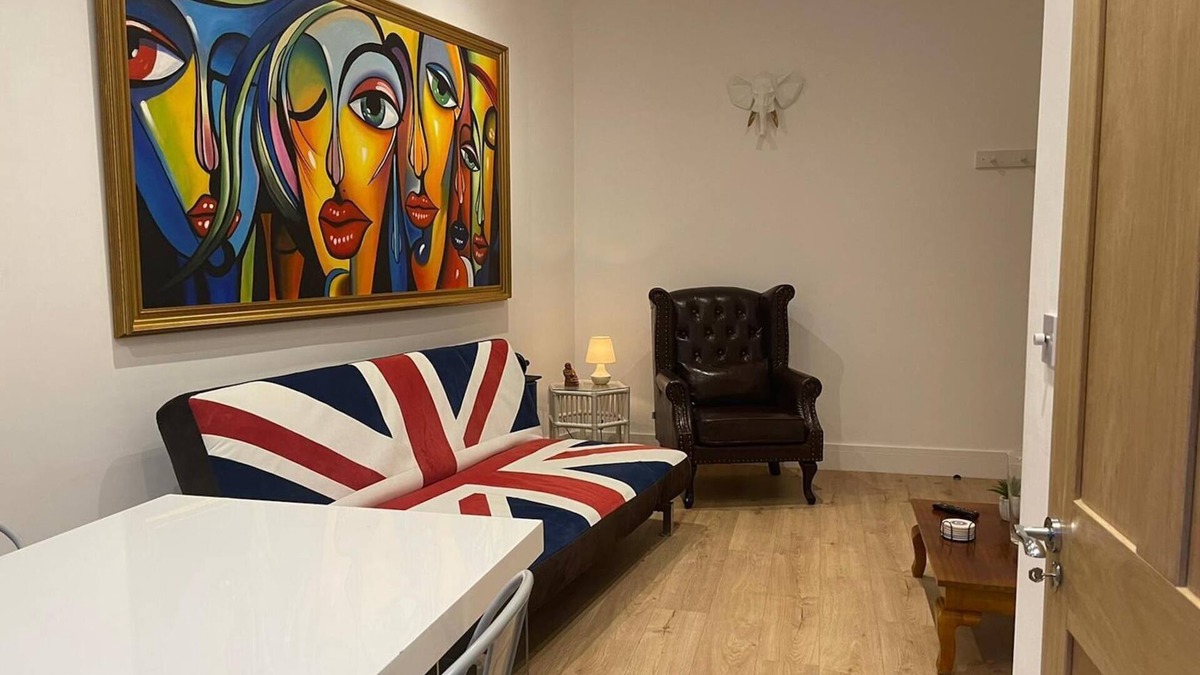 Bagshot Apartment | Bagshot 2 Bed 1 Bath Pennyhill Ascot Wentworth Pets OK Parking Ground Floor