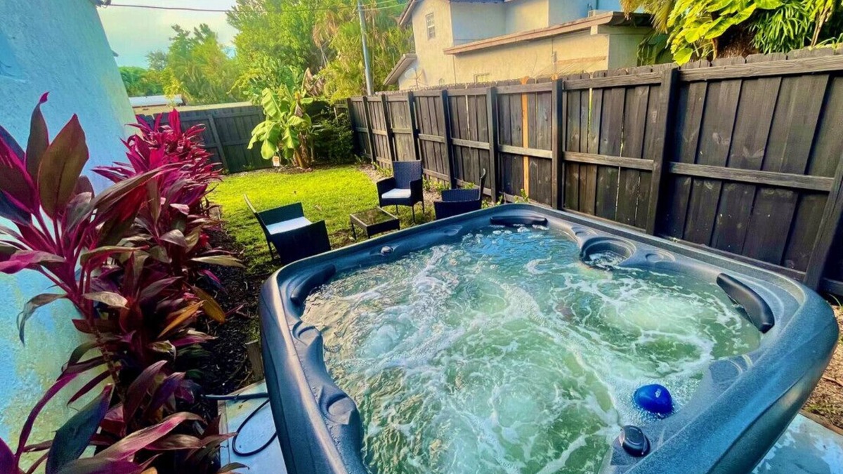 Victoria Park Apartment | Bahama Mama 2/1 in Las Olas & Holiday Park with Hot Tub!