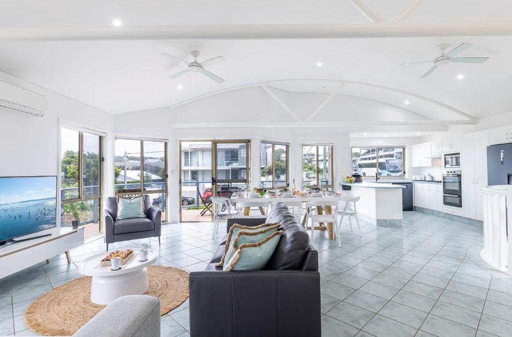 Fingal Bay House | Baia Villa air con WiFi and views of Fingal Beach