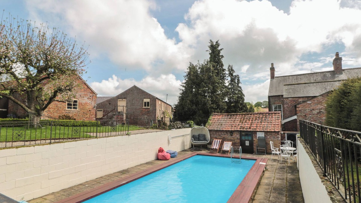 North Dalton Cottage | BAILEY HOUSE, pet friendly, with pool in Pocklington