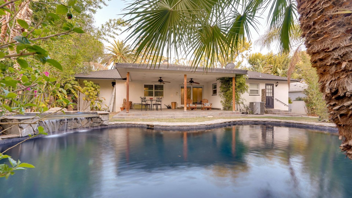 Bakersfield House | Bakersfield Oasis: Sweet Tropical Pool Setup!