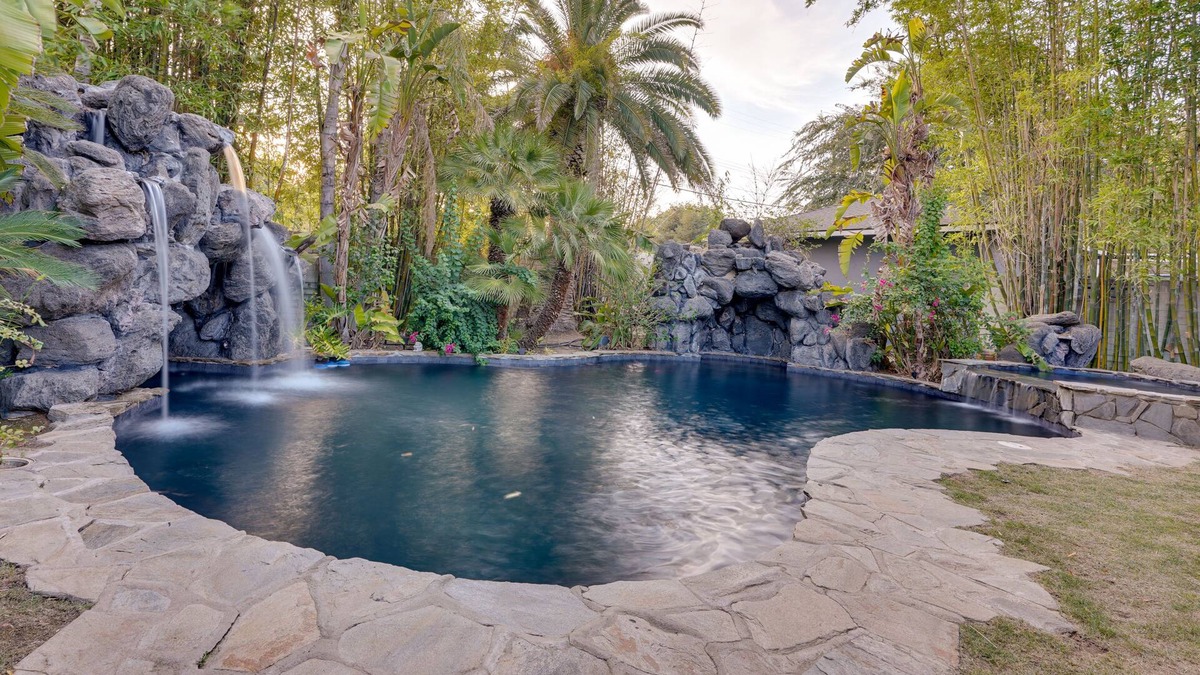 Bakersfield Cottage | Bakersfield Oasis: Sweet Tropical Pool Setup!