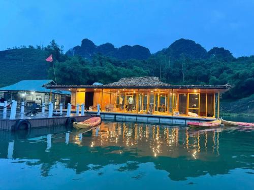 Tan Lac Hotel | Bakhan Floating House