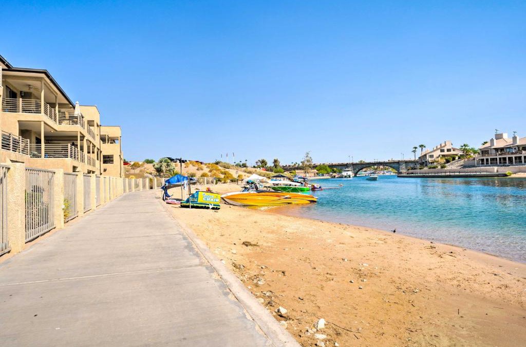 Lake Havasu City Apartment | Balcony and Grill Beachfront Lake Havasu City Condo