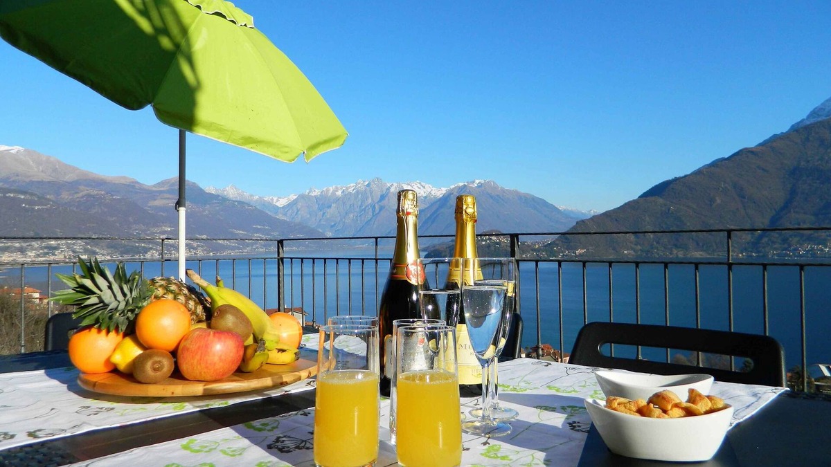 Calozzo House | Balcony on Lake Pianello