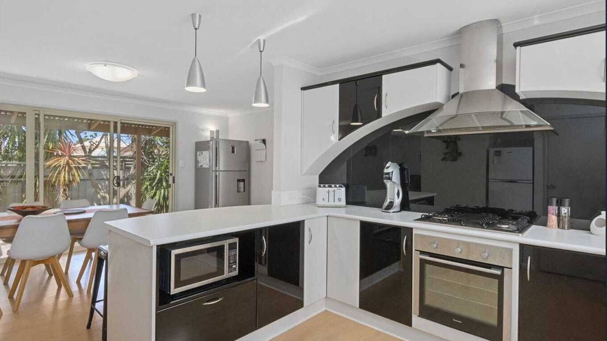 Dalrymple House | Bali in Wool bay - 5 minutes walk to the beach and jetty