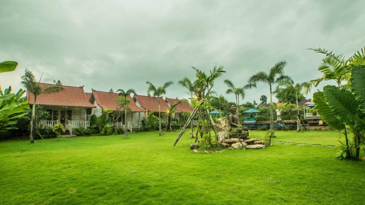 Mushroom Bay Cottage | Balinese Style Teak Cottage in Lembongan, Features a Swimming Pool and Huge Lawn