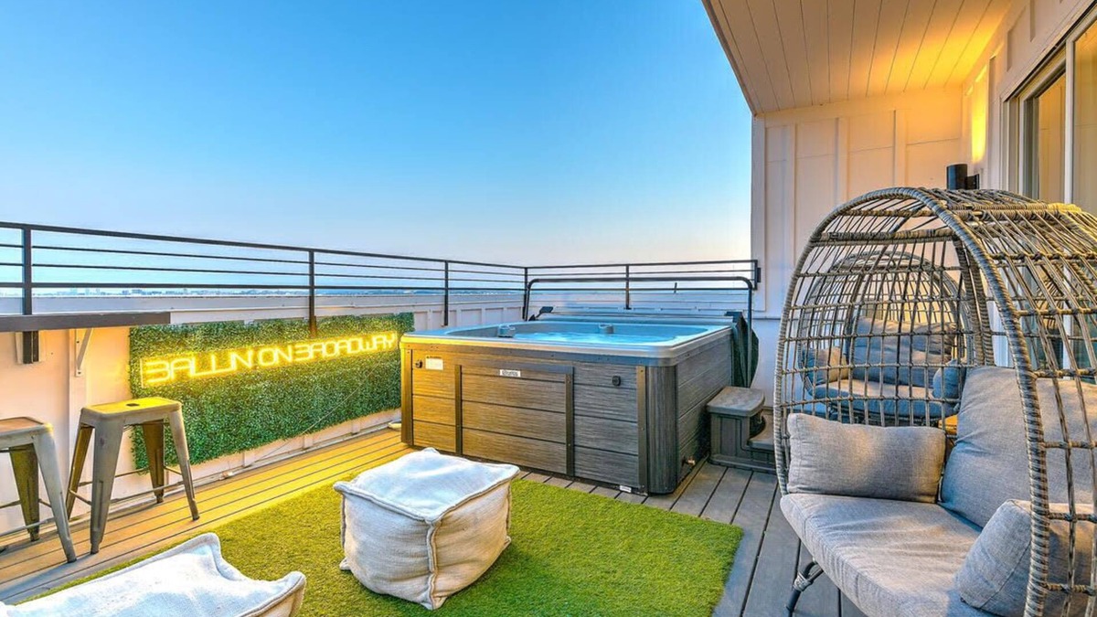 Nashville House | Ballin on Broadway! 14 Bed! Skyline Views! Hot Tub
