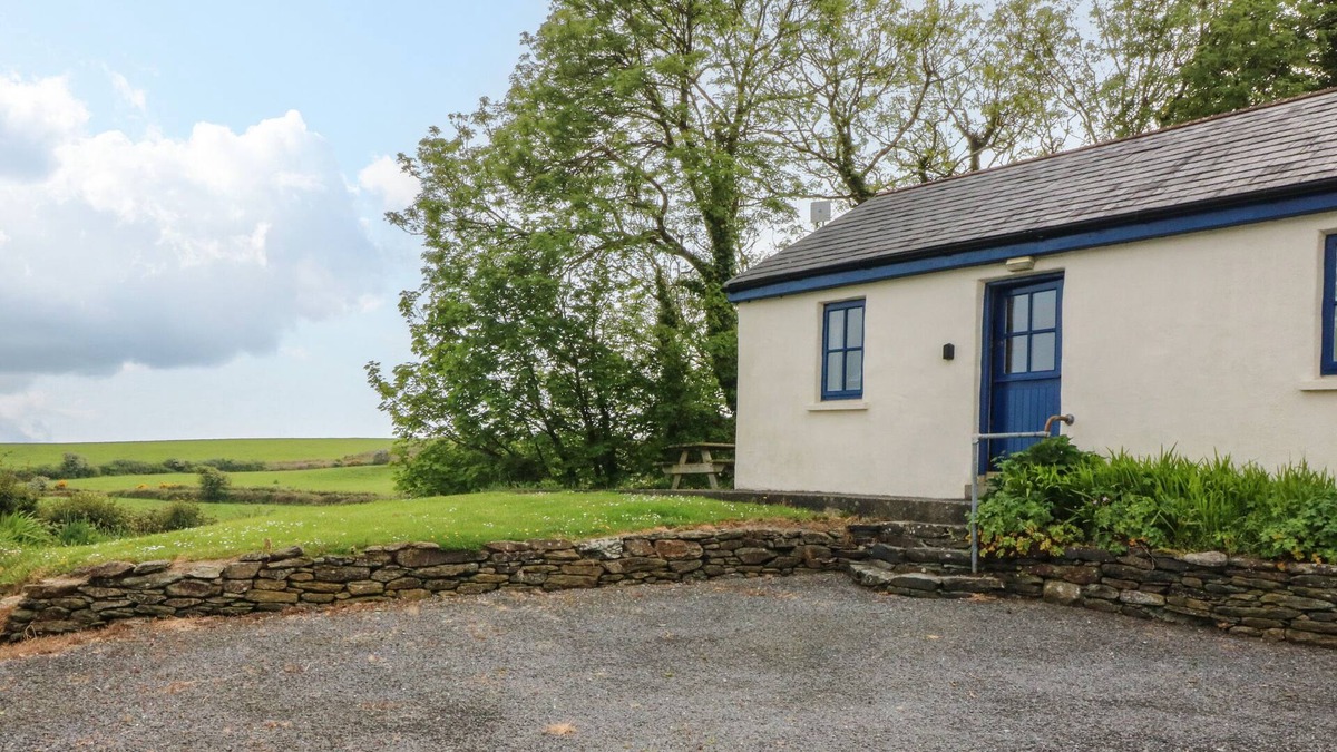 Townlands Cottage | BALLYVOREEN, pet friendly, with open fire in Glandore, County Cork