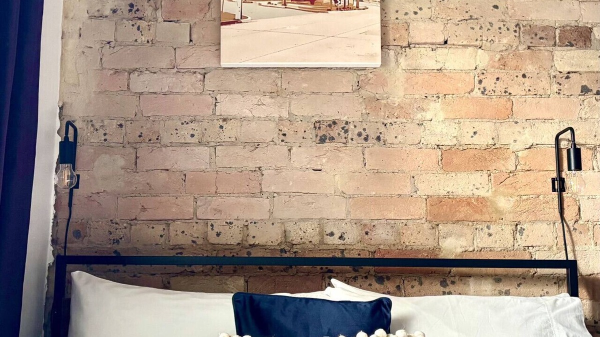 Balmain Apartment | Balmain Studio | Sleeps 7 | AC + Parking | Central