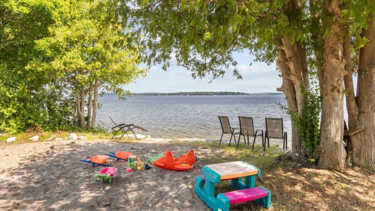 Victoria Road Cottage | Balsam Bliss: Waterfront|Dock|Games|Kayak|Firepit