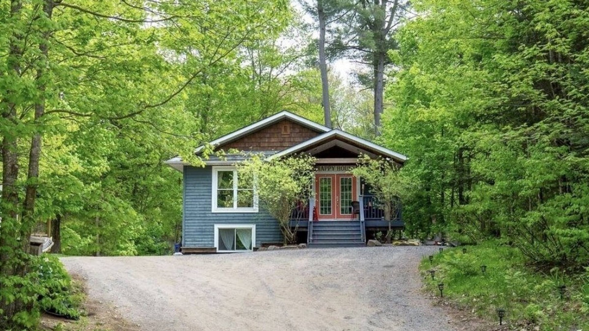 Huntsville House | Balsam Retreat- Muskoka GetawaynPet Friendly