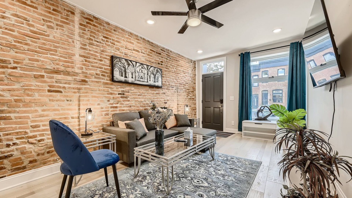 Canton House | BALTIMORE ROWHOUSE CLOSE TO WATER KING BED PARKING