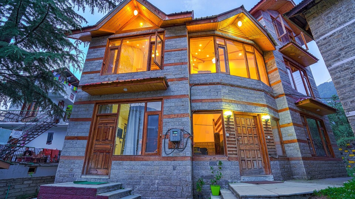 Aleo Cottage | Balvenie - 4 BHK - A mountain View cottage 5 min away from Mall Road