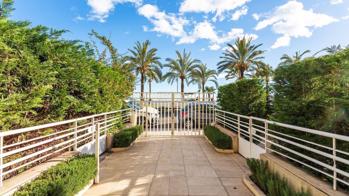 Les Baumettes Apartment | BAMBOO PLAGE AP4220 by Riviera Holiday Homes