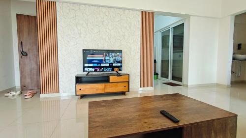 Baner Apartment | Bamboo Stays 3bhk with Skylounge & pool