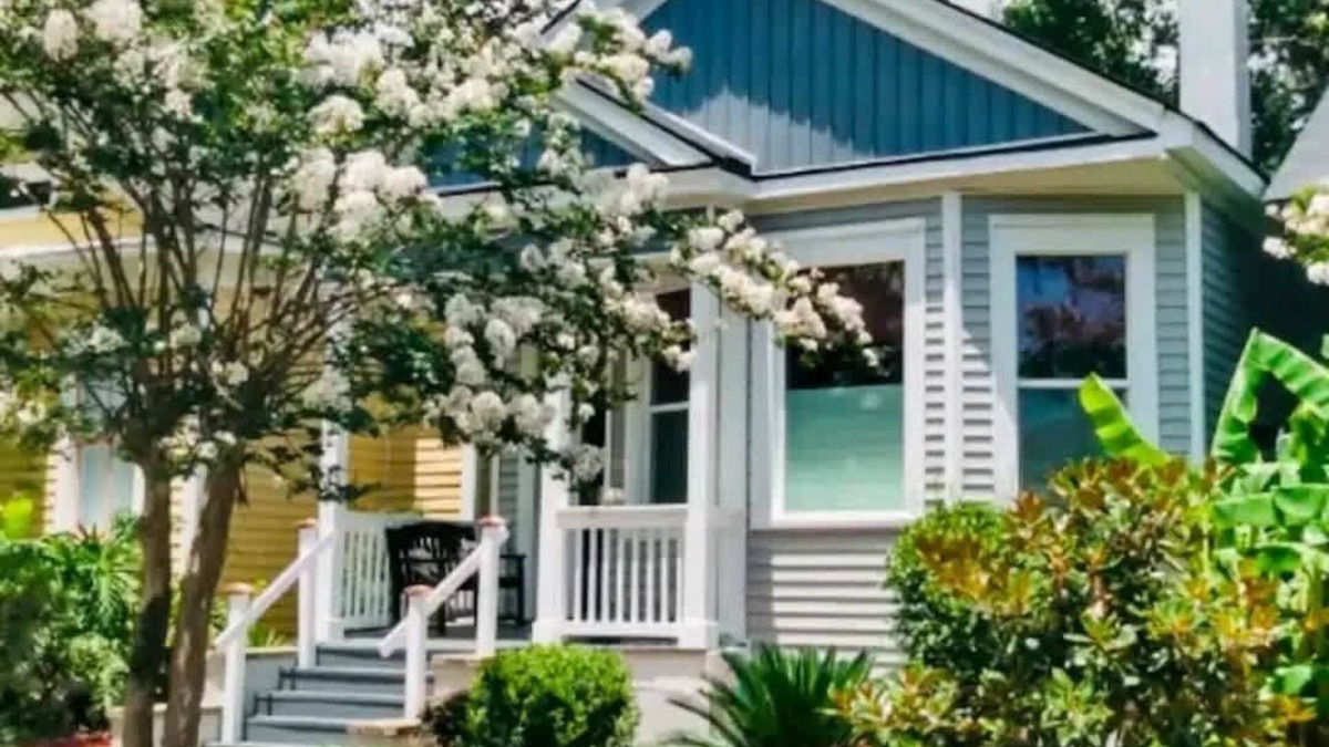 Midtown House | Banana Cottage: Hot Tub & Sun Deck