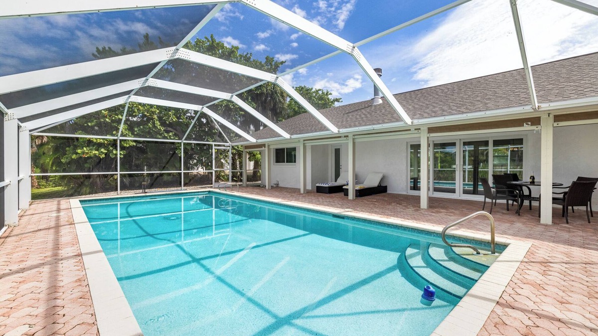 East Rocks House | Banyan Beach House on the west end in East Rocks neighborhood!