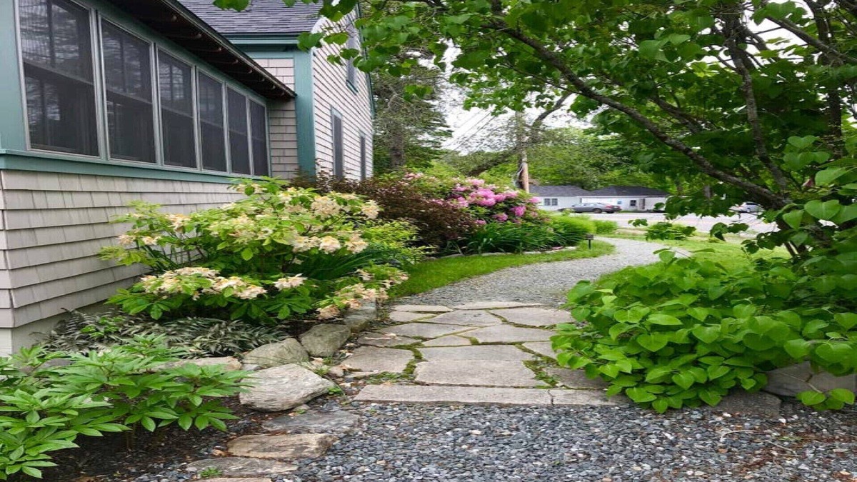 Town Hill Apartment | Bar Harbor Suite Under The Eaves