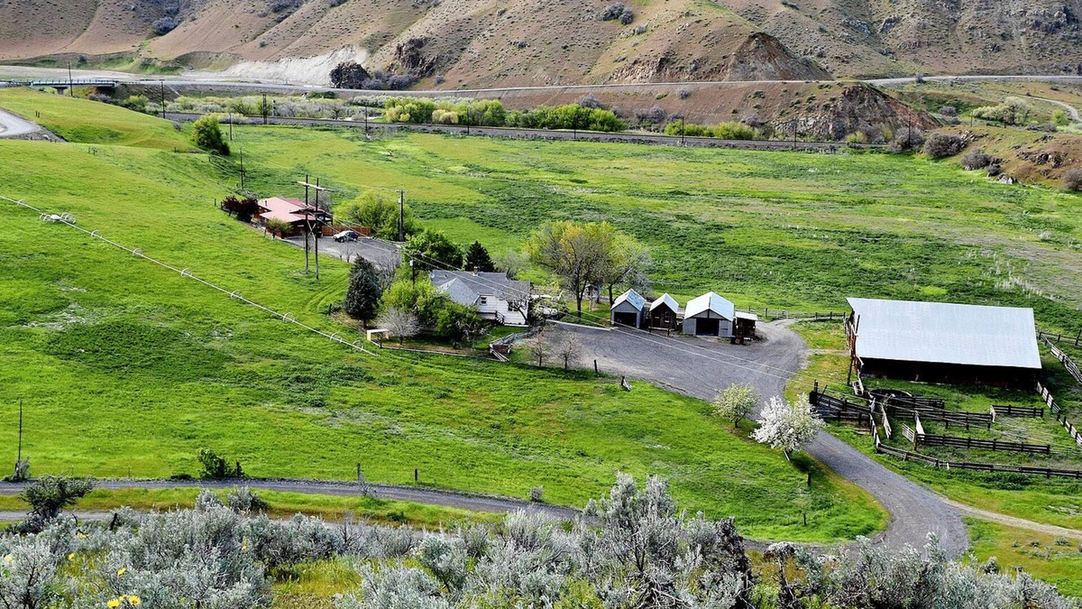 Huntington Other | Barber Ranch Retreat. 1 mile from Snake River. Family sized home. Pet Friendly.