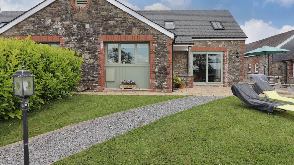Golden Grove House | BARCUD COTTAGE, pet friendly, character holiday cottage in Llandeilo
