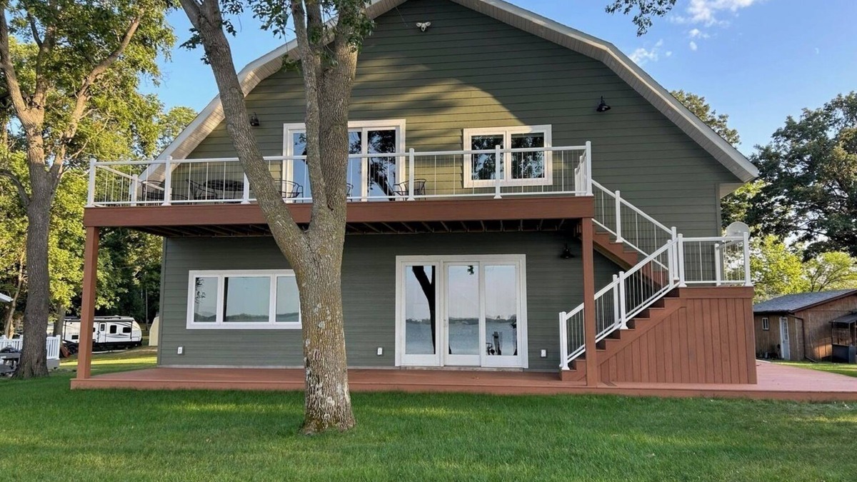 The Lakes Cabin | Bare Feet Retreat nNew, 2nd Floor 3-BR, 2 bath lakefront house on Lake Shetek