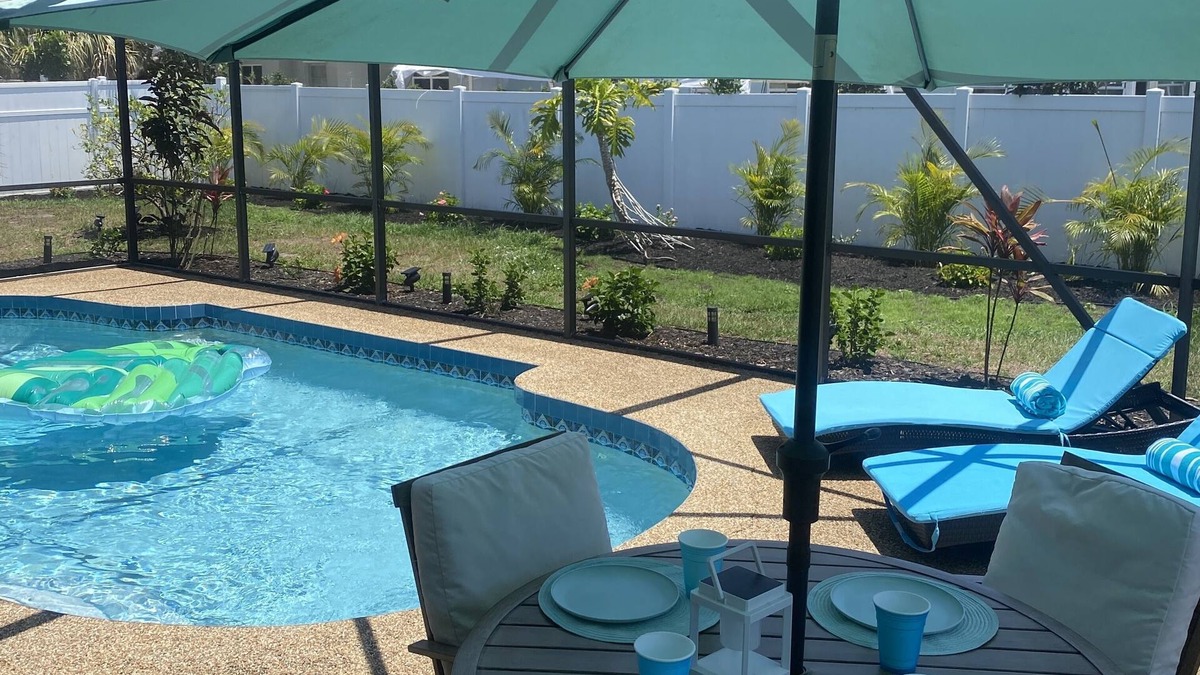 Venice Gardens House | Barefoot Dreams 2 Bed 2 Bath Private Pool Home - Fenced In Yard -10 min to beach