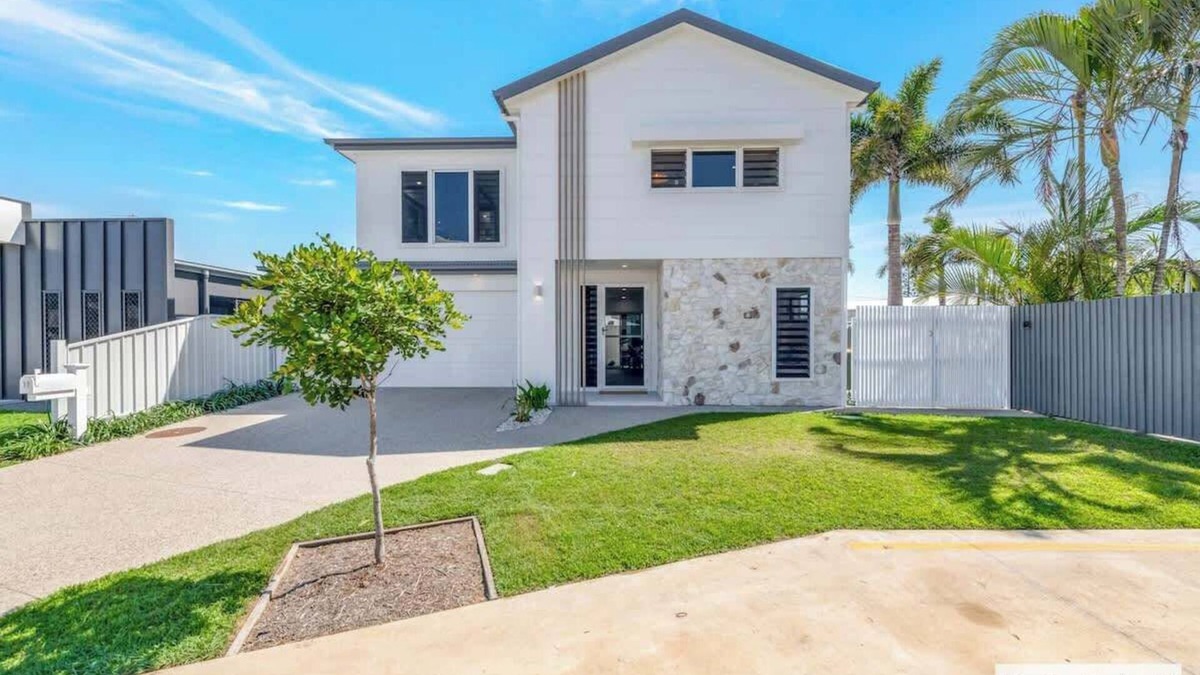 Bargara House | Bargara Coastal Luxe: Aircon, Out S Pet, Sleeps 8