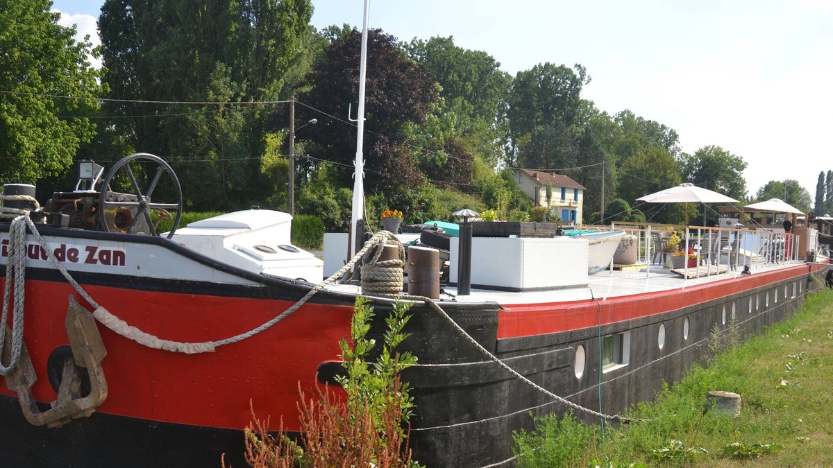 Chaumot Boat Rental | Barge moored at the Chaumot marina, Nivernais canal