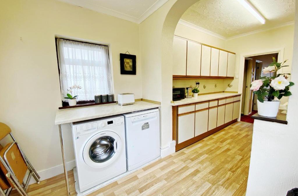 Longbridge House | Barking London House sleeps 12 - parking - train tube - airport