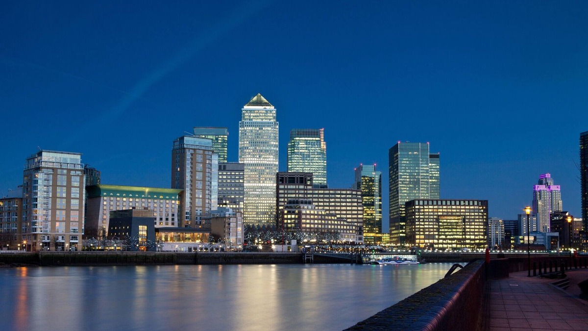 Longbridge House | Barking London Sleeps 11 - Parking - train/tube