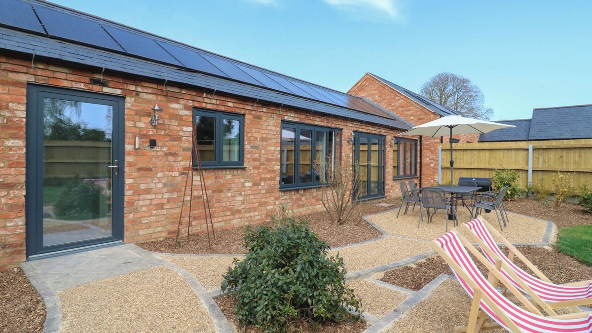 Little Stukeley Cottage | BARLEY COTTAGE, pet friendly, with a garden in Catworth