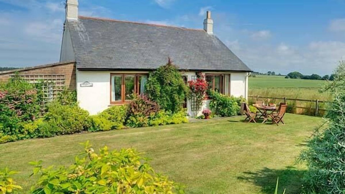 Berwick-upon-Tweed Cottage | BARMOOR RIDGE, pet friendly, character holiday cottage in Lowick
