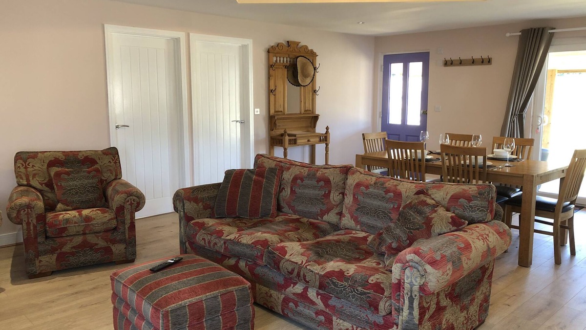 Bury St Edmunds Cabin | Barn Owl Lodge with hot tub - Adult Guests only