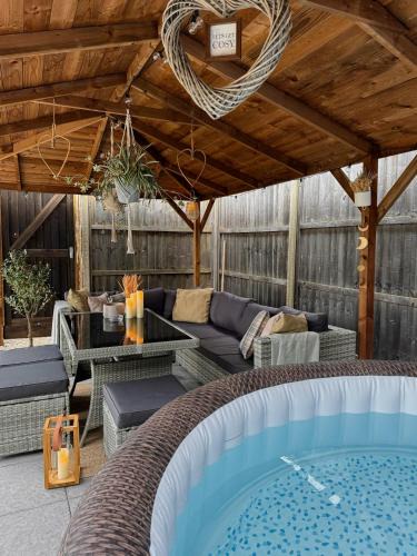 Goffs Oak House | Barn with Hot Tub