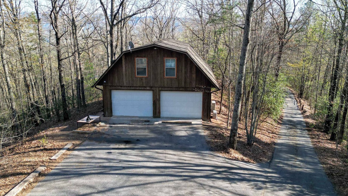 Andrews Cabin | Barndomenium 60 acre retreat *New Listing*