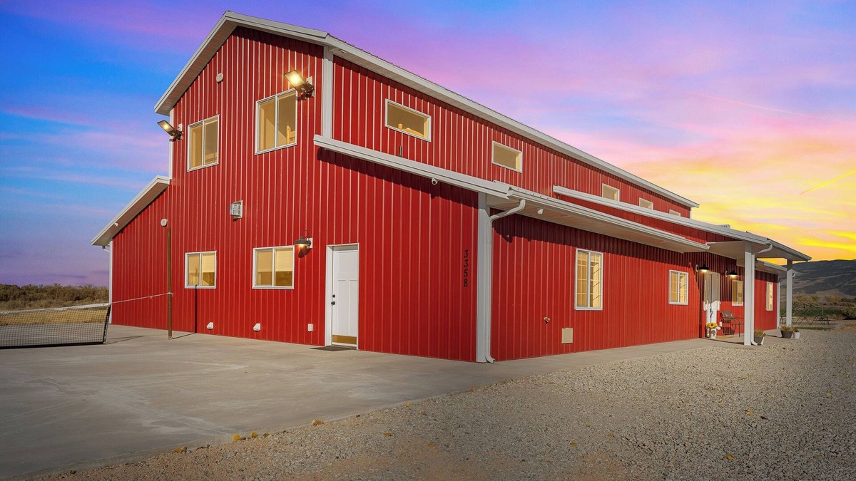 Cedar City House | Barndominium Bliss 9 Bedroom, 10.5 Bath, Sleeps 30+, Pickleball, Kayaks, Fun!