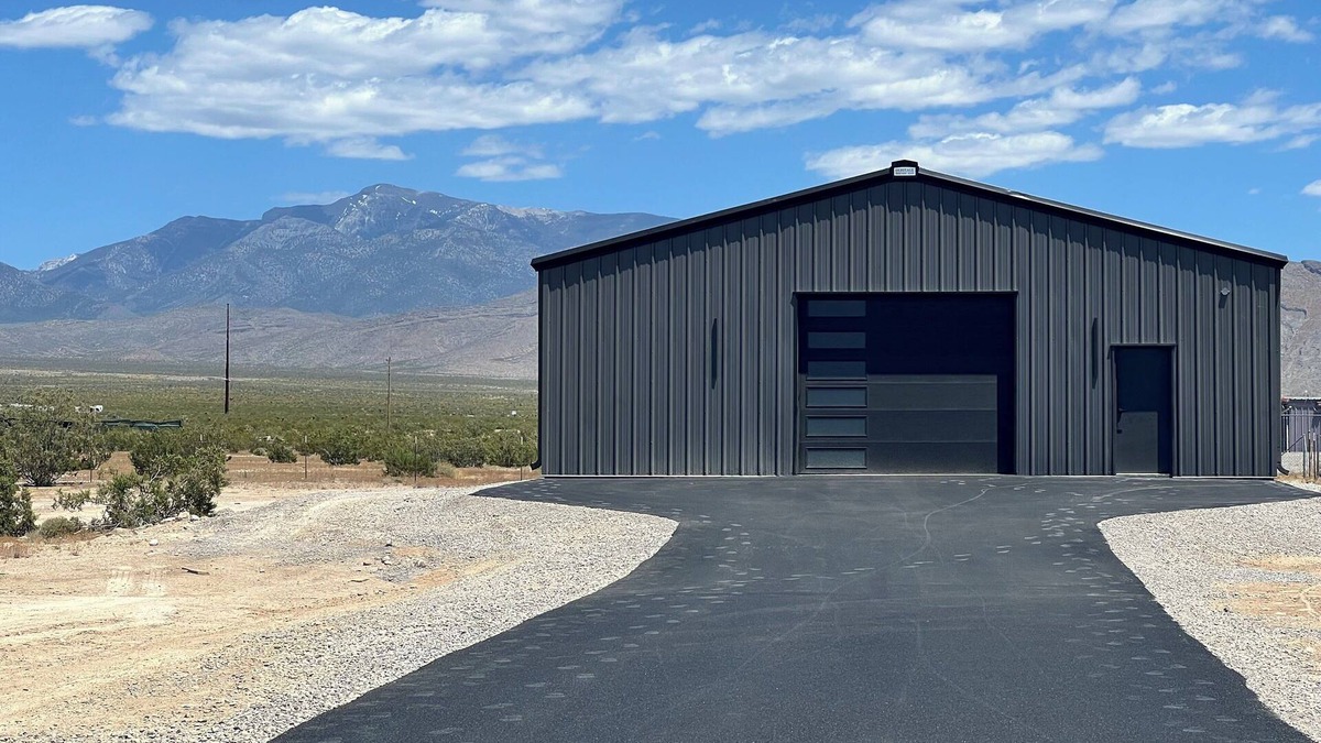 Pahrump House | Barndominium Desert Escape - Mountain View, town close, gateway to Death Valley
