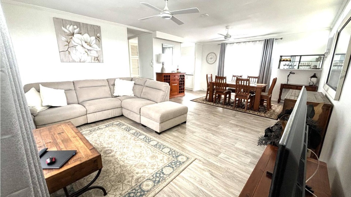 Barney Point Cottage | Barney Point Gem Space, Privacy & Perfect Location Walk to Beach, Cafes and Pub