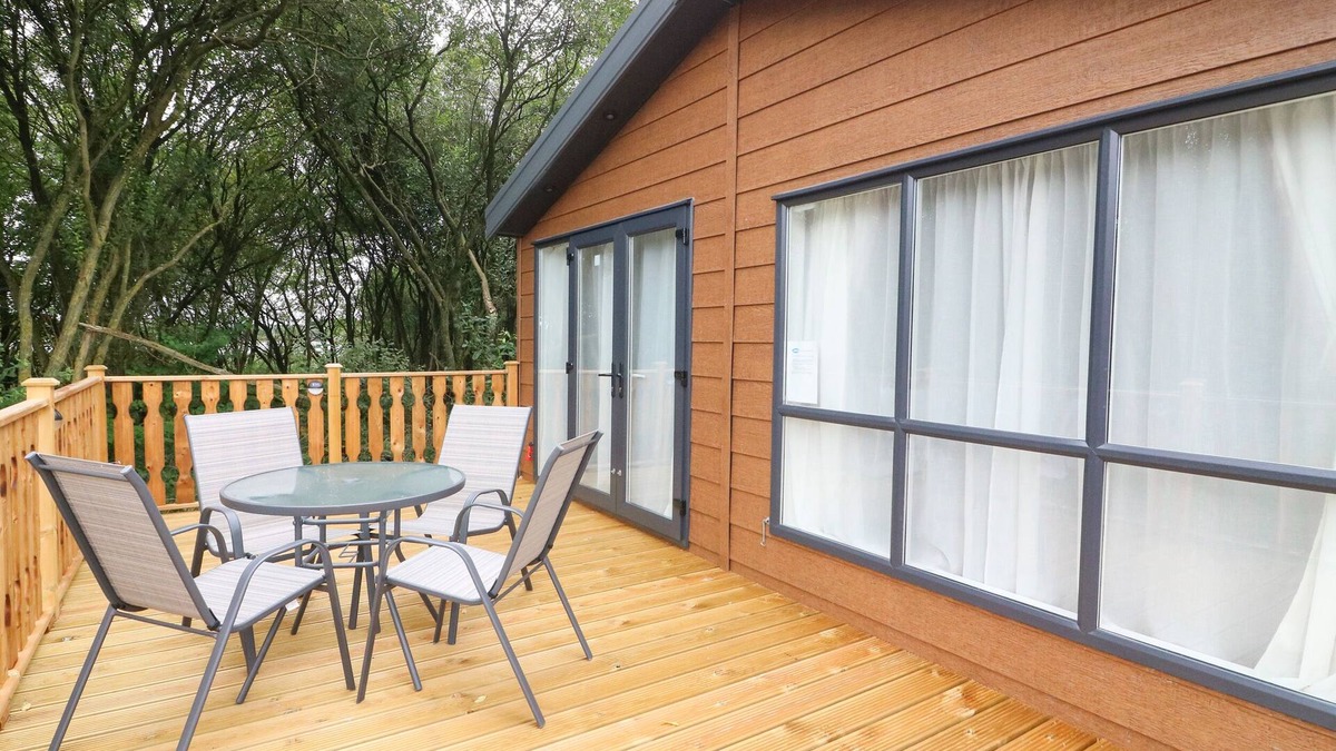 South Lakeland Leisure Village Cottage | BARNEY'S RETREAT, pet friendly, luxury holiday cottage in Carnforth