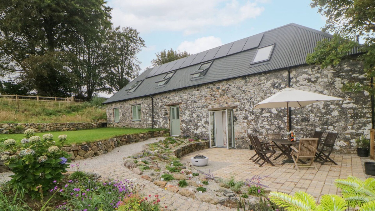 Sparkwell Cottage | BARNFIELD, family friendly, with open fire in Sparkwell