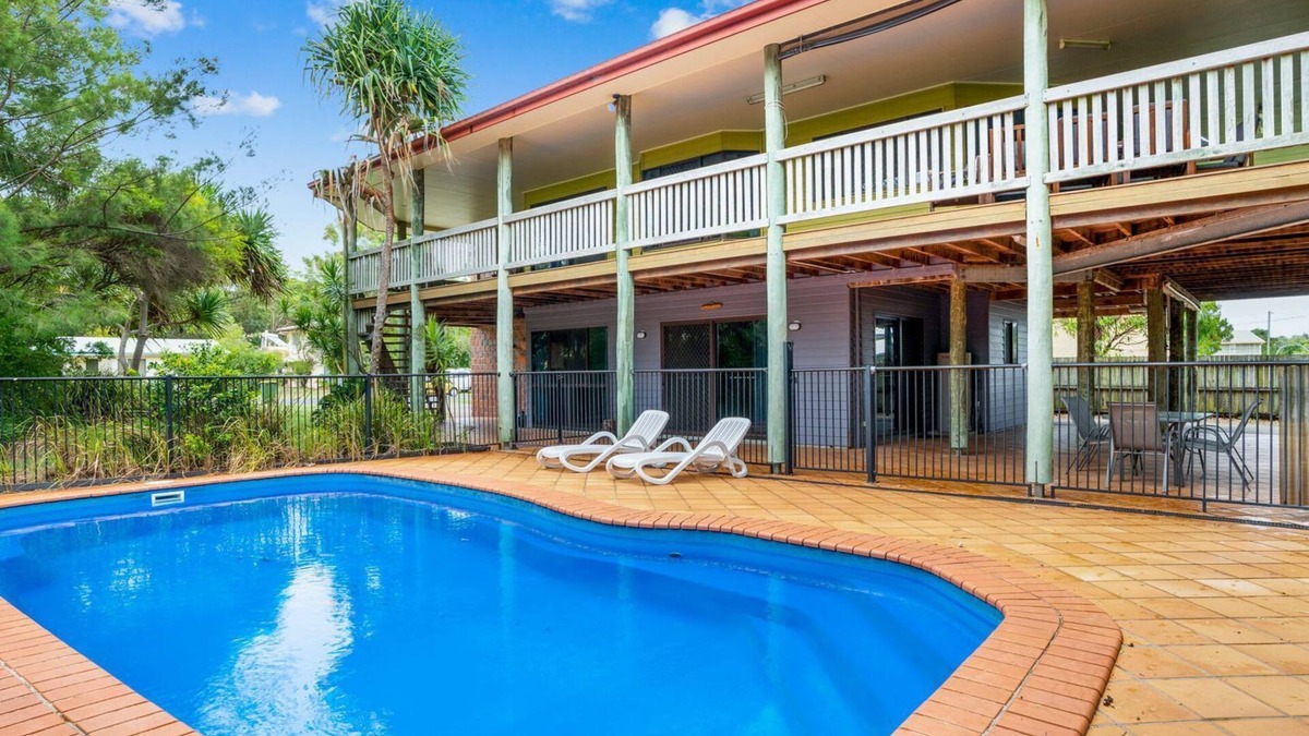 Rainbow Beach House | Barny's - Rainbow Beach. Fantastic beach house in the perfect spot. Pets Welcome. Wi-Fi. Pool