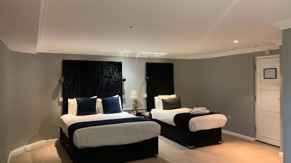Walsall Hotel | Barons Court Hotel