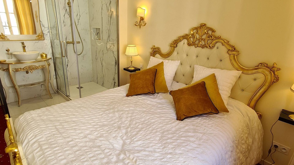 Sully-sur-Loire Apartment | Baroque Style Apartment in Sully-sur-Loire with Air Conditioning