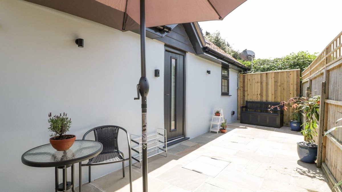 Winterborne Stickland Cottage | BARROW LODGE, pet friendly, with a garden in Blandford Forum